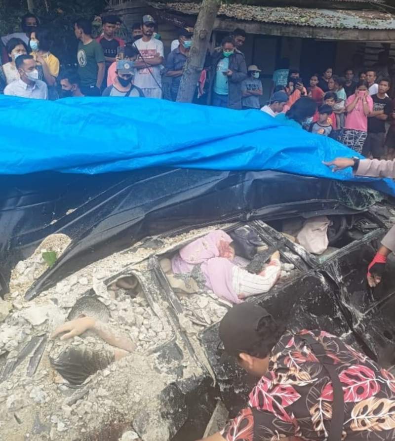  Tembok penahan ambruk timpa mobil.