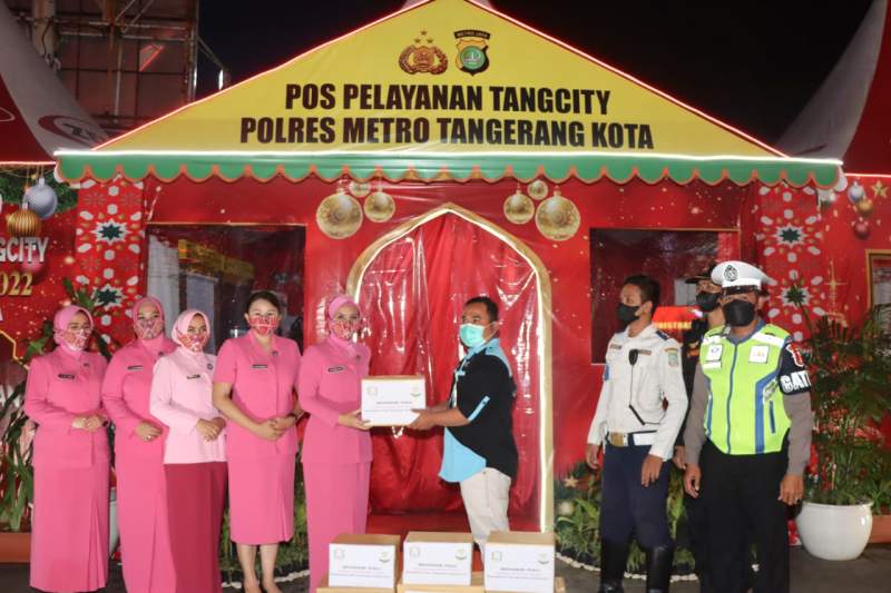 Ketua Bhayangkari Cabang Metro Tangerang Kota Beri Bingkisan ke Petugas Pospam