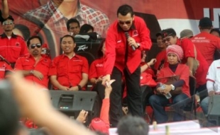 Serpong- Caleg bagi duit (sumber:antara/M.Iqbal)