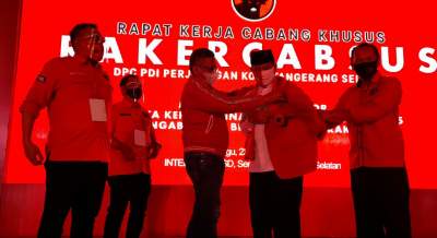 Sekjen PDIP Hasto Kristiyanto saat sematkan jaket kepada Muhamad, disaksikan pengurus DPC PDIP Tangsel.