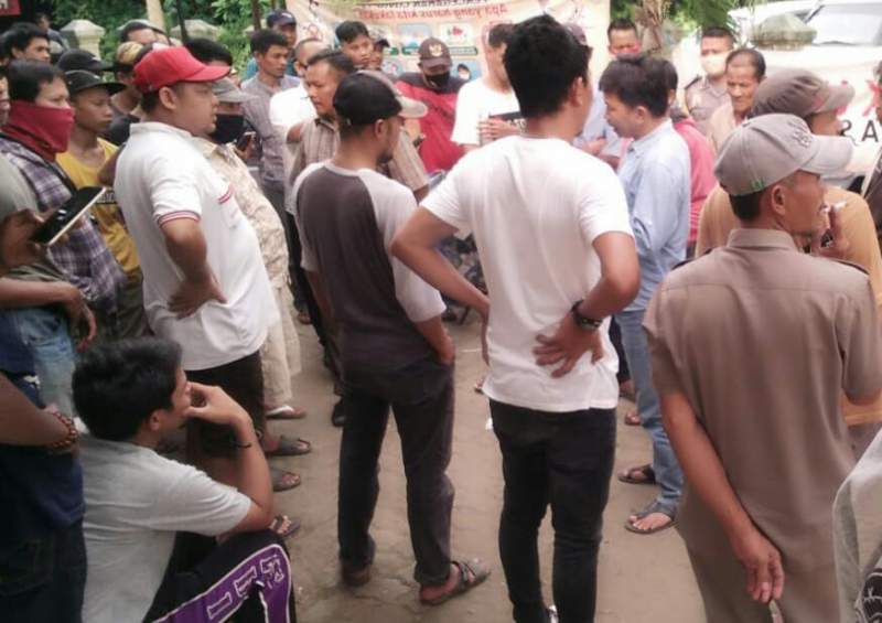 Tolak Aktifitas Pengerukan Tanah, Ratusan Warga Aksi Depan Kantor Desa