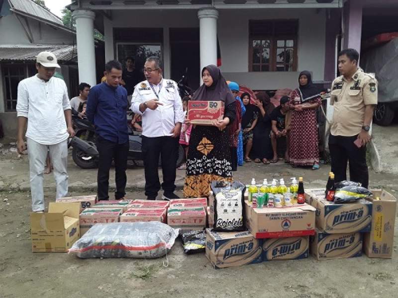 Penyerahan bantuan logistik