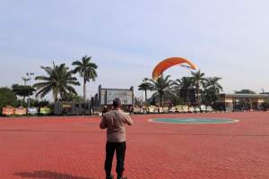 Galakan Kearifan Lokal, Polda Banten Tampilkan Flight to 76 Bhayangkara Paramotor