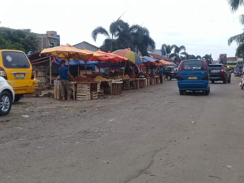 PKL di lingkar Pasar Induk Rau,Kota Serang, Banten.