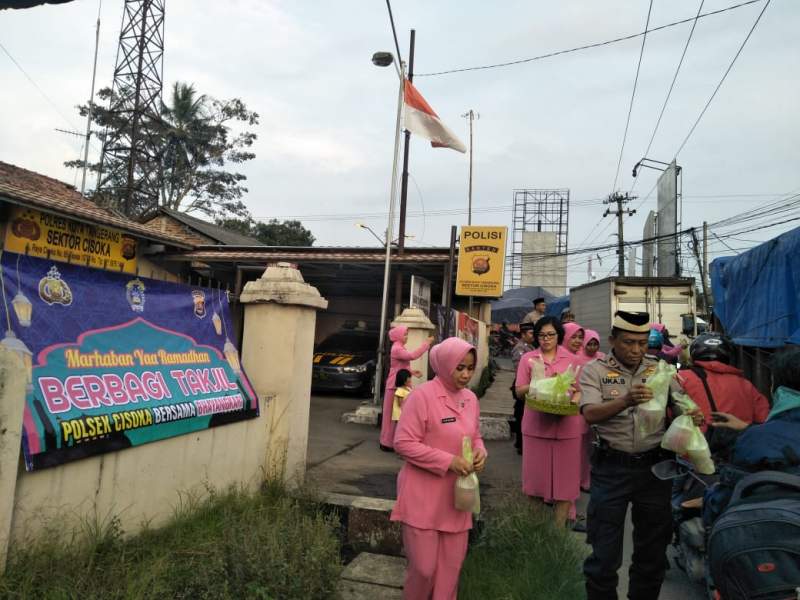 Polsek Cisoka Bagikan Takjil Kepada Pengguna Jalan