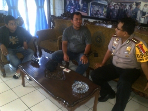 Awak media tengah mewawancarai Kapolres Cilegon, AKBP Defrian Donimando di Mapolres terkait beredarnya isu lelucon antara bawahan dan atasan di media sosial BBM mengenai kasus polisi tembak polisi, Kamis (20/3).