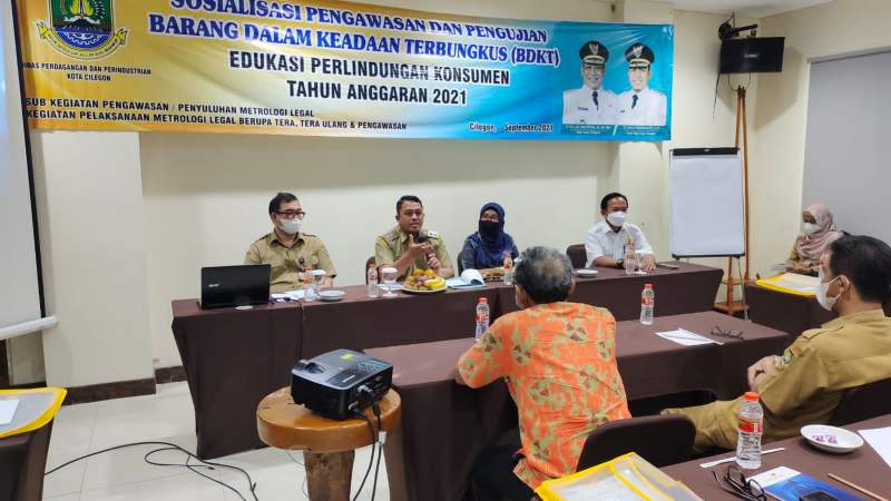 Wakil Wali Kota Cilegon Sanuji Pentamarta saat memberikan materi kepada peserta sosialisasi pengawasan dan pengujian BDKT di salah satu hotel di Kota Cilegon, Selasa (21/9/2021).
