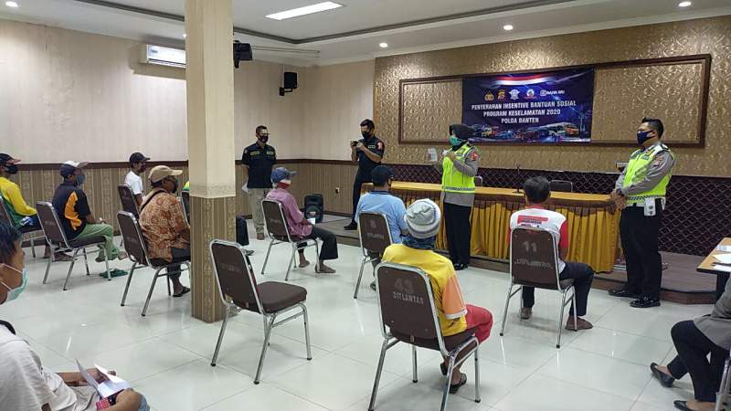 Ditlantas Polda Banten Bagikan Insentif Korlantas Polri dalam Program Keselamatan 2020