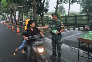 Kodim 0510/Tigaraksa tetap terus Bagikan Takjil Hingga H - 3 Idul Fitri