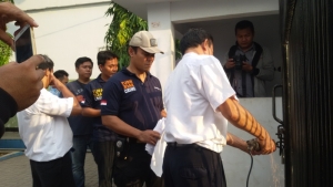 kepala sekolah (putih) bersama Kanit (Biru) sedang berupaya membuka pagar