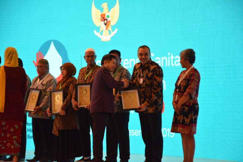 Sukses Bangun Sanitasi, Zaki Diganjar Penghargaan Oleh Bappenas