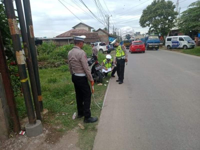 Satlantas Polresta Tangerang Evakuasi Korban Lakalantas di Panongan