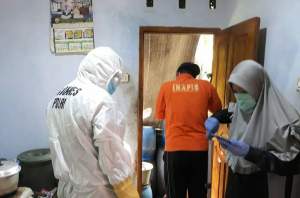 Petugas Polres Cilegon saat olah TKP atas meninggalnya Juhdar dikediamannya.