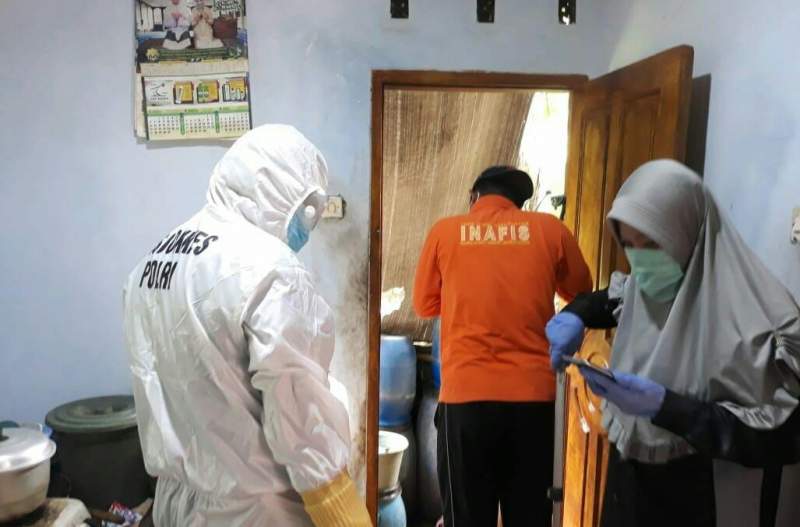 Petugas Polres Cilegon saat olah TKP atas meninggalnya Juhdar dikediamannya.