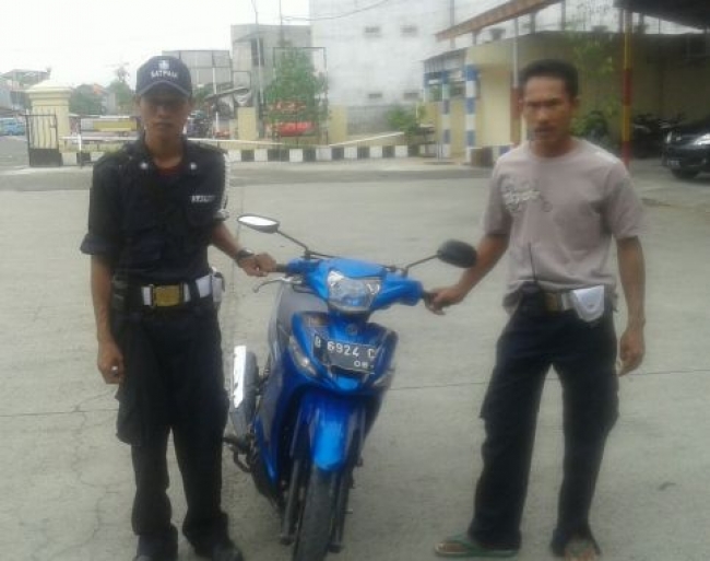 Satpam (Dedi) yang berhasil menangkap pelaku penjambretan