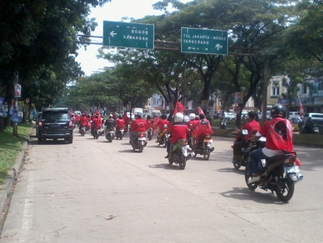 Tanpa Kawalan Polisi, Massa PDIP Berkampanye  Konvoi