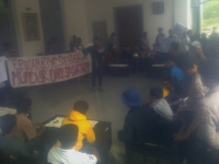 Mahasiswa dan Masyarakat Duduki Kantor Bupati Pandeglang