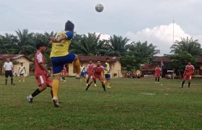 Adu udara: Pemain Martebing rebutan bola dengan pemain Beringin Jaya.