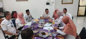 Kabid Statistik dan Persandian pada DKISP Kota Cilegon, Riezka Budhi Mustika saat monitoring kesiapan TTE di Kecamatan Jombang yang diterima Sekmat Jombang Rany Wigati Putri didampingi lurah se Kecamatan Jombang.