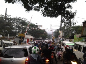Pondok Ranji- Situasi macet hampir setiap hari jadi pemandangan di perlintasan KA Pdk Ranji, (DT)