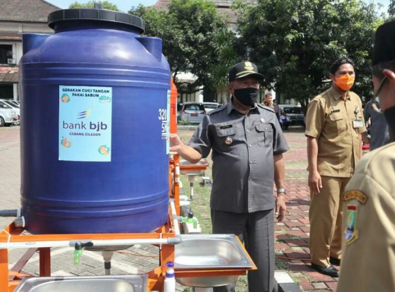 Pemkot Cilegon Bagikan Wastafel Portable