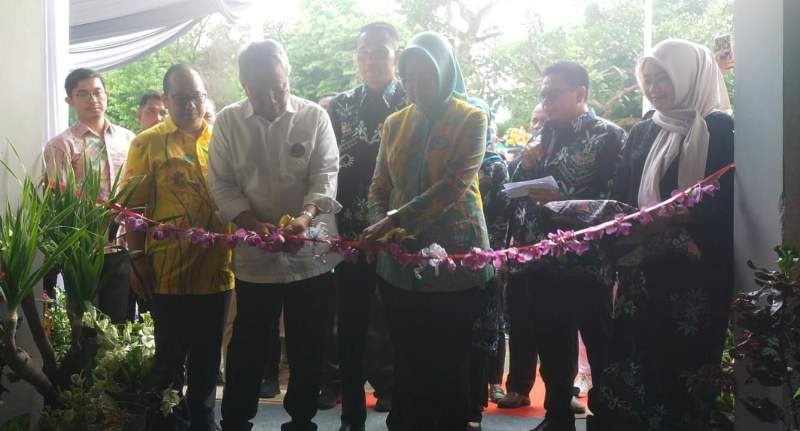 Ketua DPRD, Abdul Rasyid, dan mantan Wali Kota Airin Rachmi Diany menyaksikan pemotongan pita pembukaan pasar bunga modern di Babakan, Kecamatan Setu.