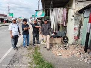 Warga RT 01/01 Desa Cikupa sedang menunjukan Perusakan Saluran Air Oleh Pengembang, akibatnya penghuni Ruko Merasa Cemas