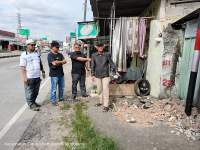 Warga RT 01/01 Desa Cikupa sedang menunjukan Perusakan Saluran Air Oleh Pengembang, akibatnya penghuni Ruko Merasa Cemas