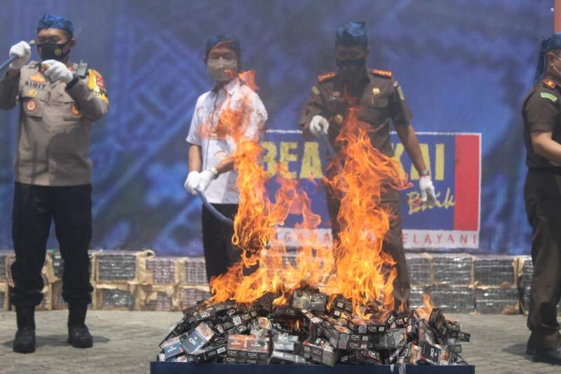 Jutaan Batang Rokok dan Ribuan Botol Miras Ilegal Dimusnahkan
