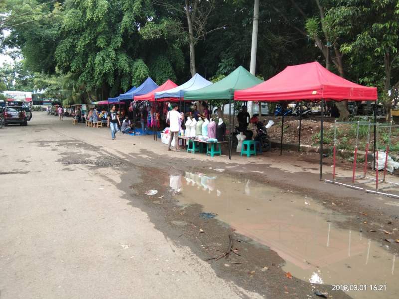 Tak Dapat Kepastian, Puluhan PKL Nekad Berdagang di Stadion