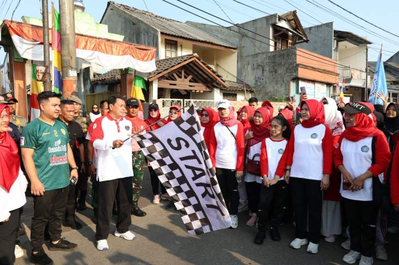Peringati HUT RI, Bupati Lepas Gerak Jalan di Kecamatan Kelapa Dua