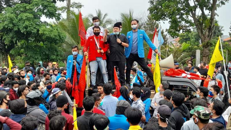  Ketua DPRD Kota Tangsel, Abdul Rasyid diatas mobil komando mahasiswa dalam aksi tolak UU Omnibuslaw Cipta Kerja. (Hendra)