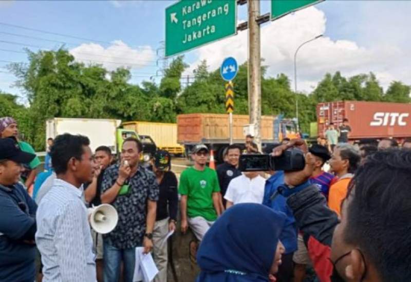 Drainase Buruk, Warga Kadu Tutup Exit Tol Bitung