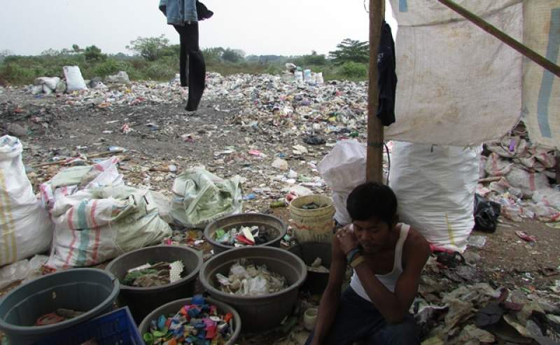 Warga Sindang Panon Keluhkan Aktivitas Pembakaran Lapak Limbah Plastik&nbsp;