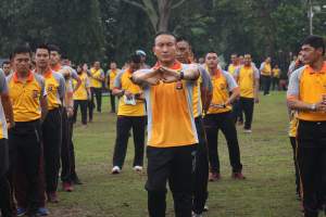 wakapolda berama personel melakukan olahraga bersama 