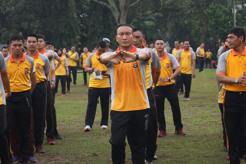 wakapolda berama personel melakukan olahraga bersama 