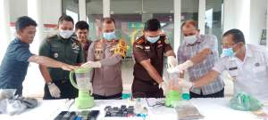 Kejari Serdang Bedagai musnahkan barang bukti perkara yang telah inkrah.