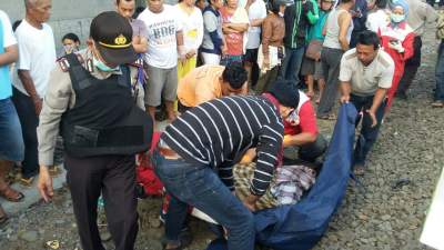 Mayat korban tertabrak kereta api saat dievakuasi.