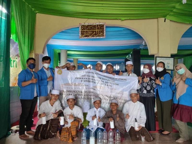 Santri di Yayasan Panti Asuhan An-Nidzom Diajarkan Cara Membuat Disinfektan