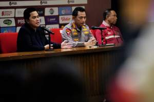 Ketum PSSI Erick Thohir bersama Kapolri Listyo Sigit Prabowo saat jumpa pers di GBK, Jakarta, Minggu (19/2/2023).