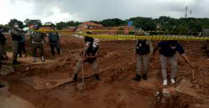 Pol PP Tangsel saat memasang garis kuning di area pengurukan SPBU Jalan Boulevard Silktown, Graha Raya, Serpong Utara.