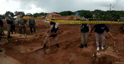 Pol PP Tangsel saat memasang garis kuning di area pengurukan SPBU Jalan Boulevard Silktown, Graha Raya, Serpong Utara.