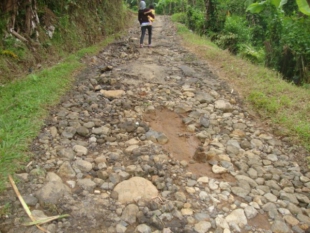 Jalan Amburadul, Warga Mengaku Geram