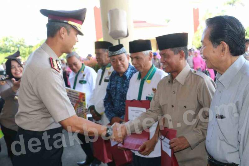Polda Banten Serahkan Zakat