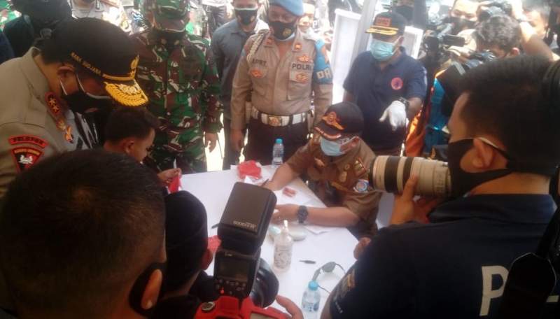 Operasi Yustisi di Pasar Modern BSD, Pelanggar PSBB Dikenai Denda Dan Sanksi Nyapu Sambil Bernyanyi Indonesia Raya