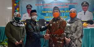 Didampingi istri masing-masing, Mantan Camat Pondok Aren Makum Sagita dan camat baru Pondok Aren, Hendra, lakukan Sertijab di Aula Kecamatan Pondok Aren.