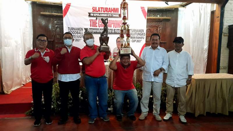 Wakil Ketua DPRD Tangsel Iwan Rahayu dan Ketua DPC PDIP Wanto Sugito pose bersama Ketua RW peraih juara cabang Woodball dan bulutangkis.