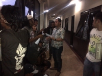 Anggota Punk yang terjaring Polisi sedang di data oleh Polrestro Tangerang Kota