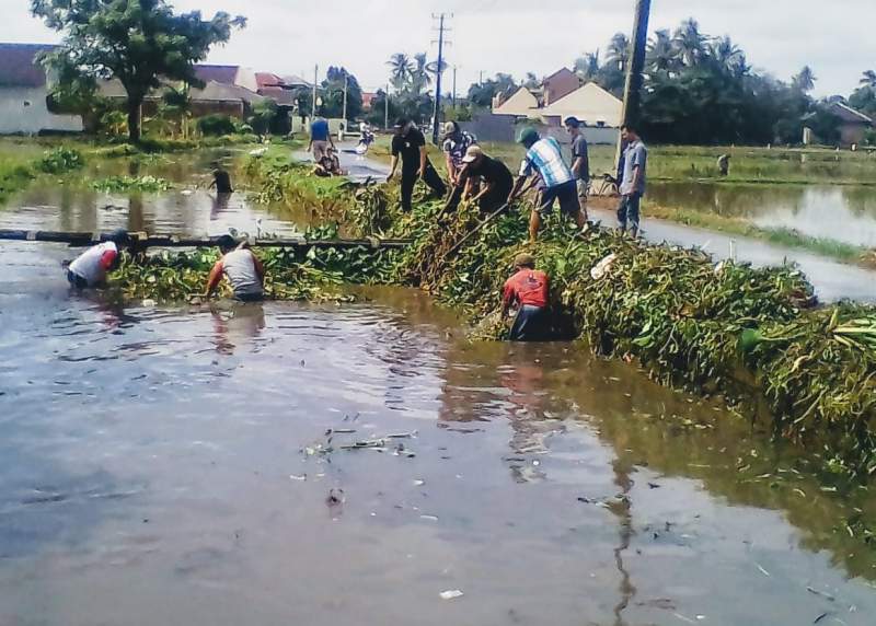 Atasi Banjir, Perangkat Desa Paku Alam Bahu Membahu Bersihkan Sampah di Kali Skunder