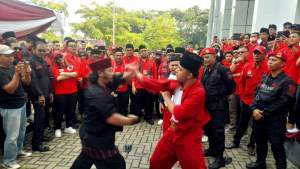 Salah satu budaya seni beladiri palang pintu, sambut rombongan kader PDIP pada saat mendaftarkan Bacalegnya ke KPU Tangsel.